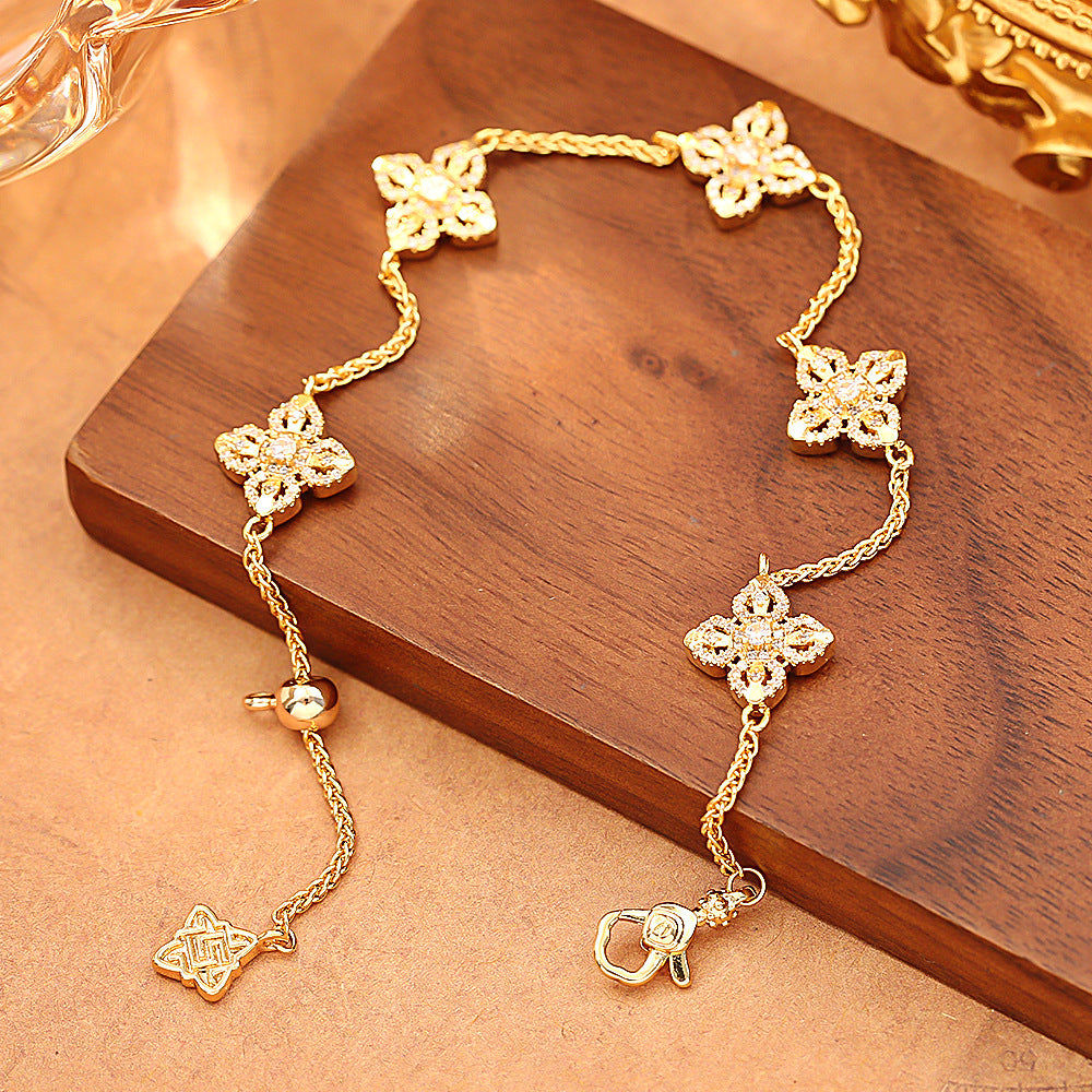 Women's Classic Style Super Flash Zircon Clover Light Luxury Bracelet