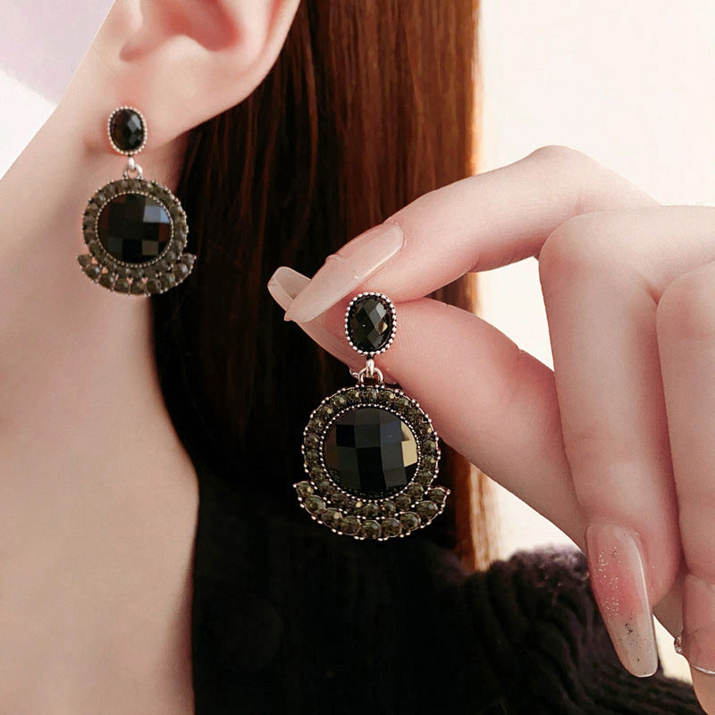Sier Black Round French Elegance Light Luxury Stud Earrings
