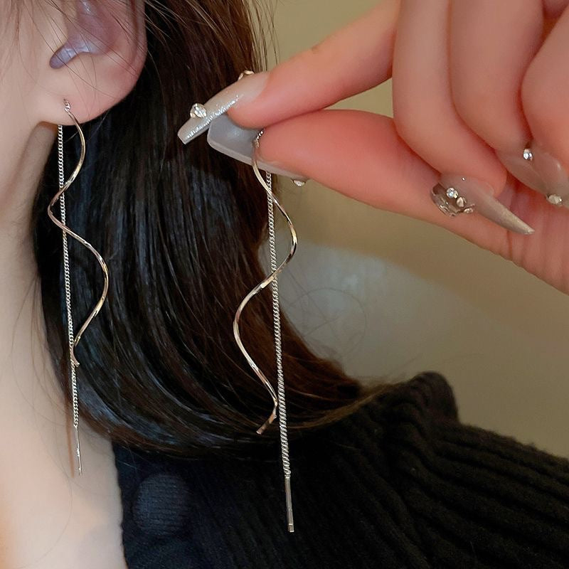 Women's Twisted Wave Geometric Lines Fashion Simple Niche Temperament Commute Earrings
