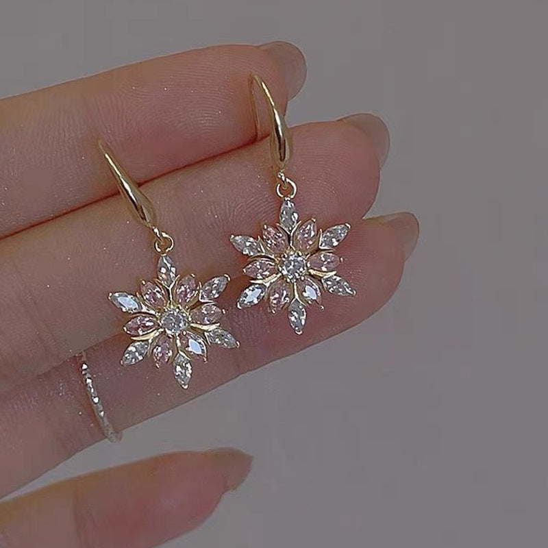 Versatile Women's Fashionable Elegant Snowflake Christmas Earrings