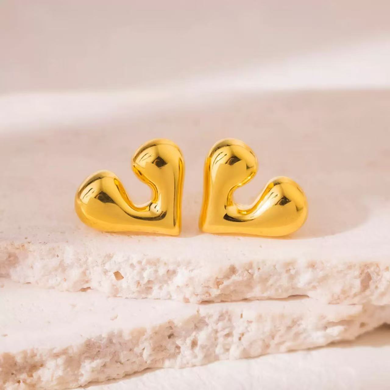 Gold Plating Three-dimensional Glossy Love Heart Simple Stud Earrings