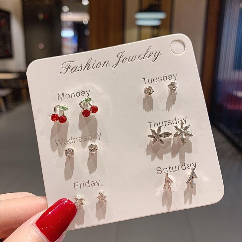 Light Luxury High-grade Female Fashion Retro Stud Earrings