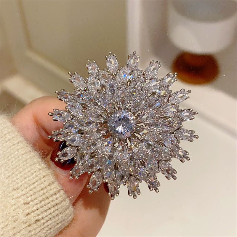Women's Mac Oversized Exaggerating Three-dimensional Zircon Snowflake Brooch Brooches