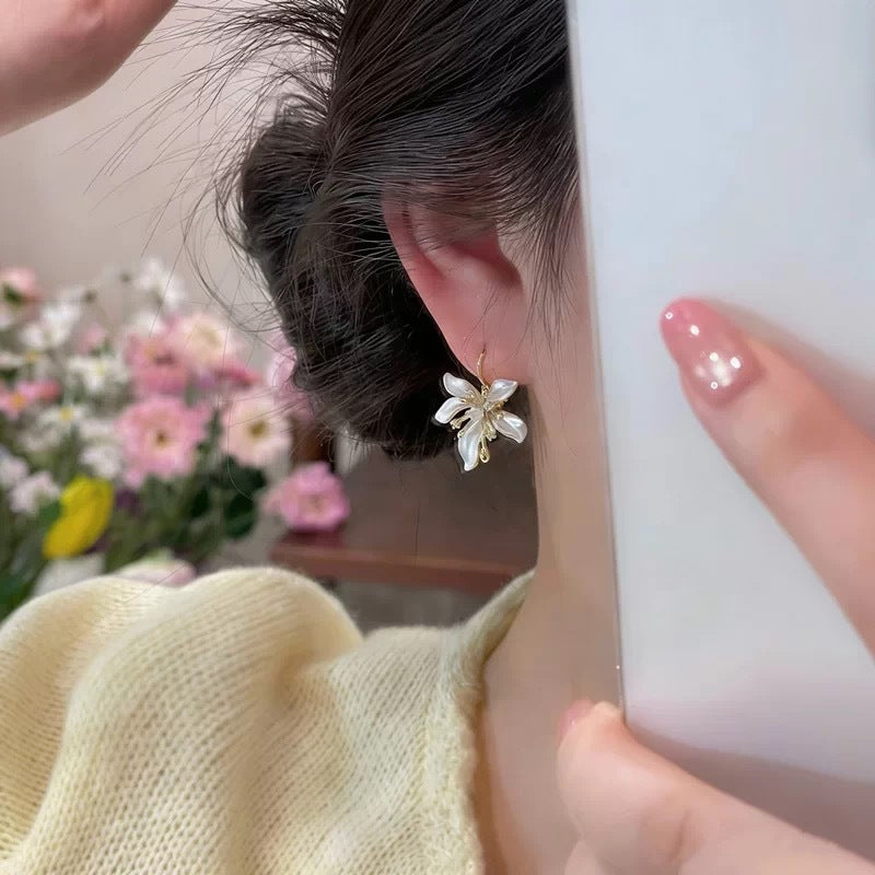 Women's Entry Lux White Shell Flower Ear Clips Niche Design Gentle Stud Earrings