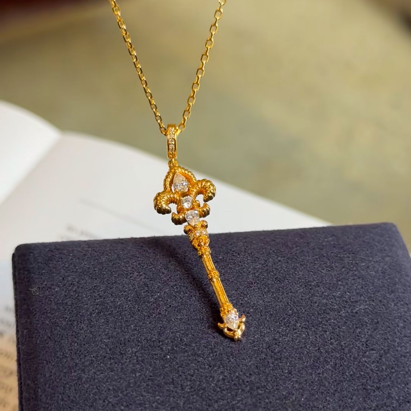 French Vintage Flower-de-luce Temperament Wild Pork Necklaces