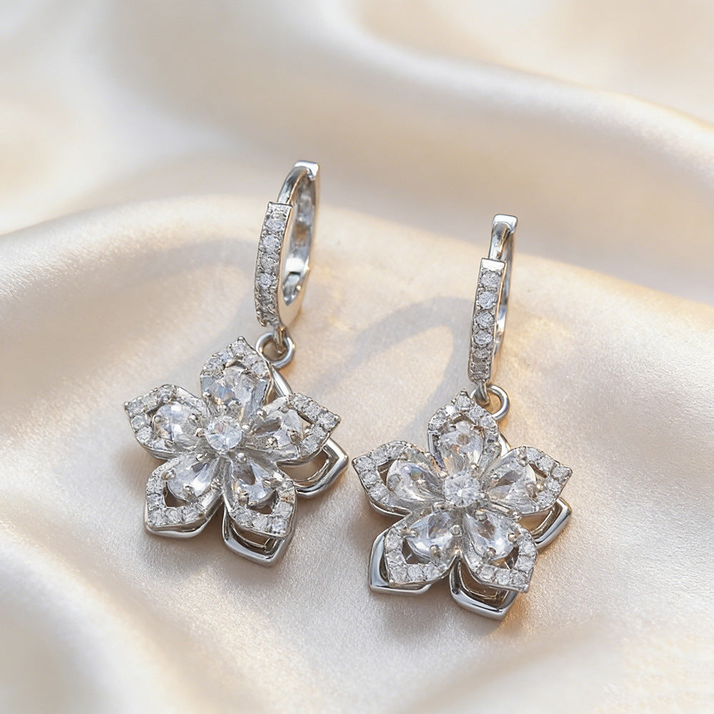 Women's Zircon Light Luxury High-grade Rotating Flower Fashion Titanium Steel Clavicle Necklaces