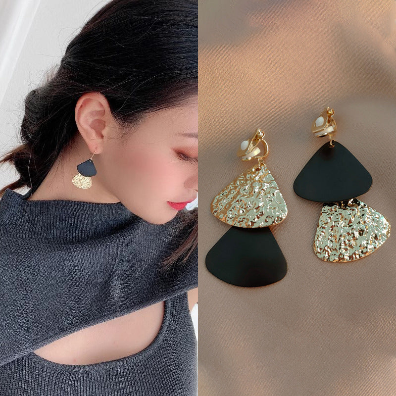 Women's Black White Ear Fashionable Temperament Hot Entry Lux Earrings