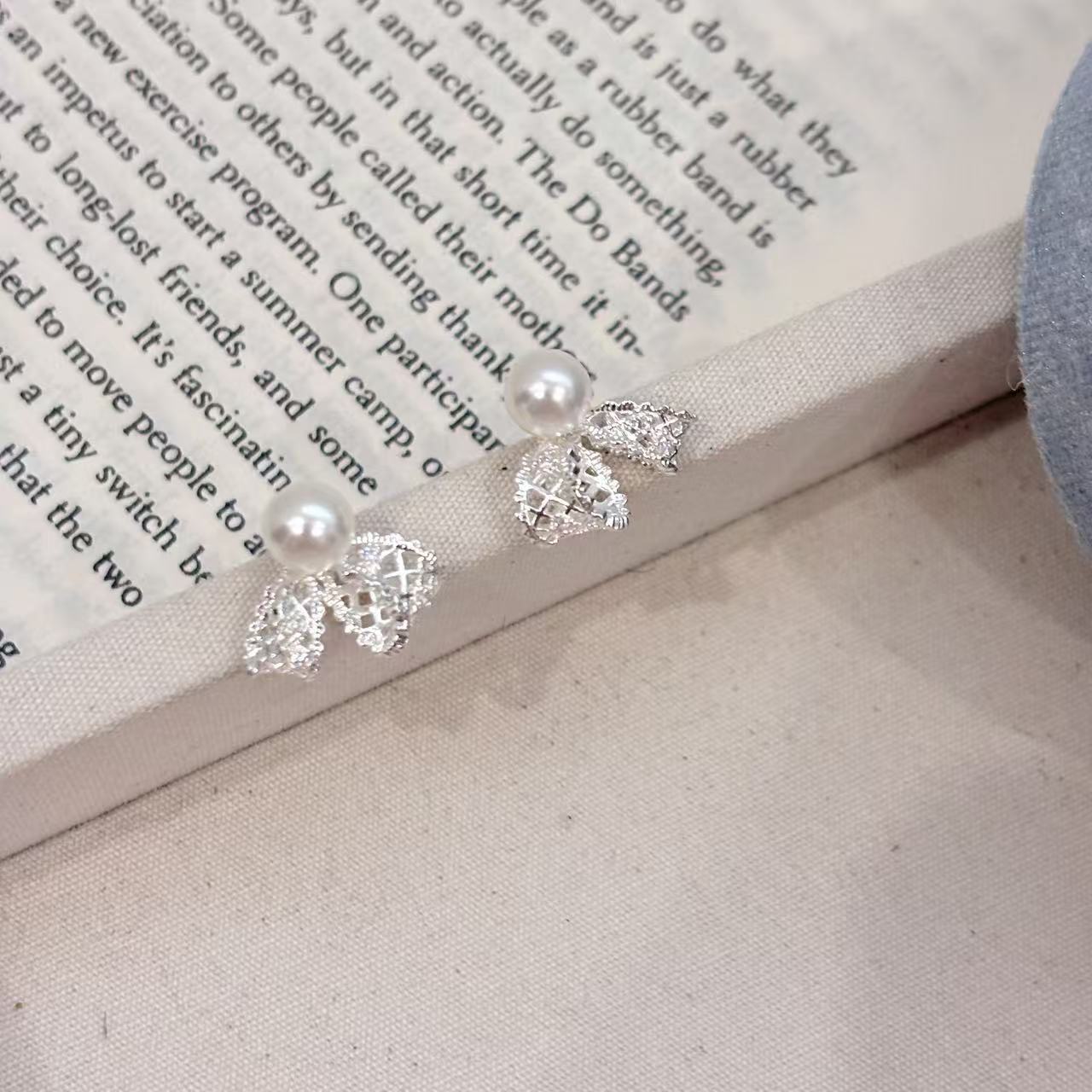 Hollow Bow Pearl Female Fashion High Sense Bud Stud Earrings