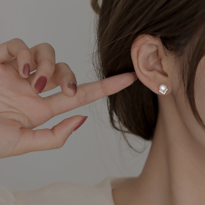 Women's V-shaped Imitation Pearl Exquisite Small Casual Zircon Stud Earrings