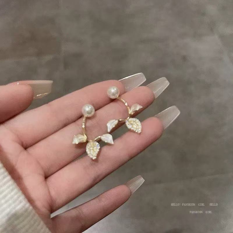 Pearl Leaf-shaped Temperament Entry Lux Zircon Stud Earrings