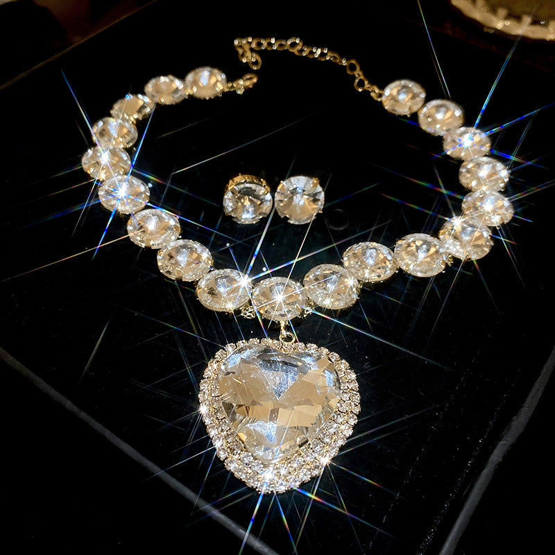 Stitching Diamond Love Heart Suite Exaggerated Design Clavicle Chain Light Necklaces