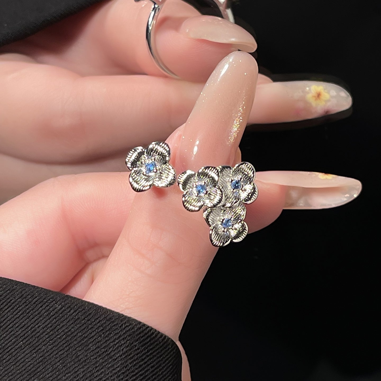 Exquisite Brushed Clover Female Niche Retro Design Blue Zircon Flower Ring