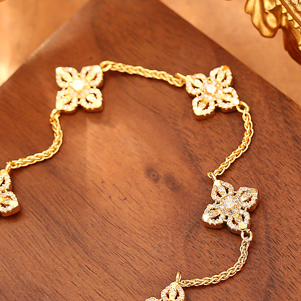 Women's Classic Style Super Flash Zircon Clover Light Luxury Bracelet