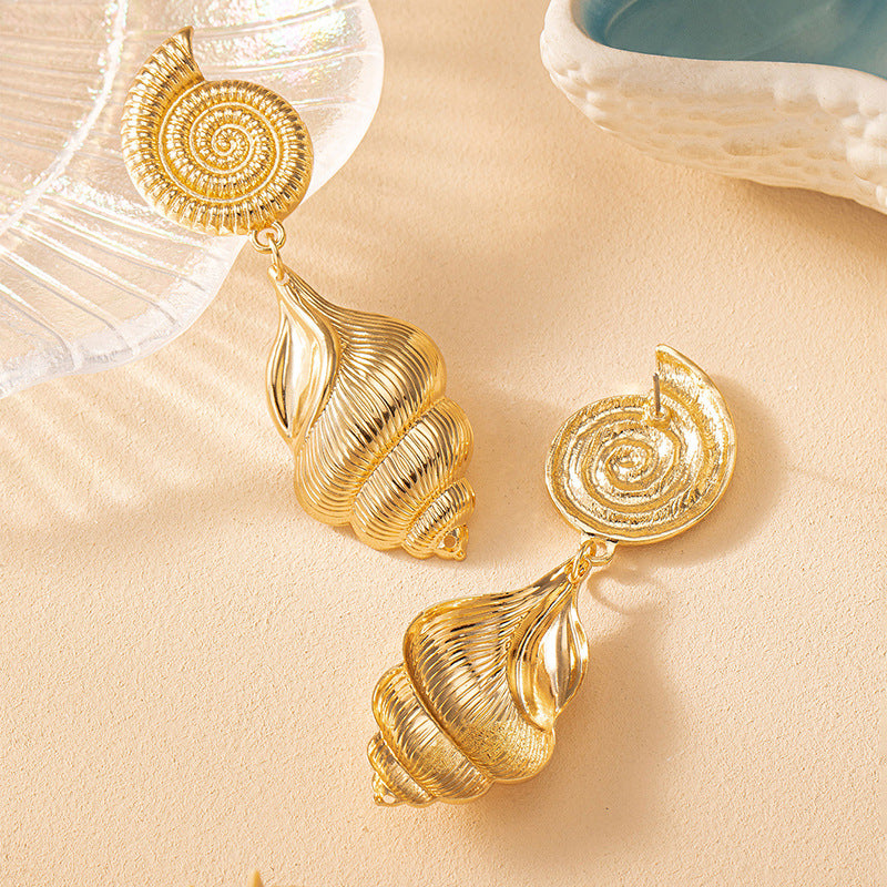 Pair Of Gold Metal Shell Conch Popular Vintage Graceful Stud Earrings
