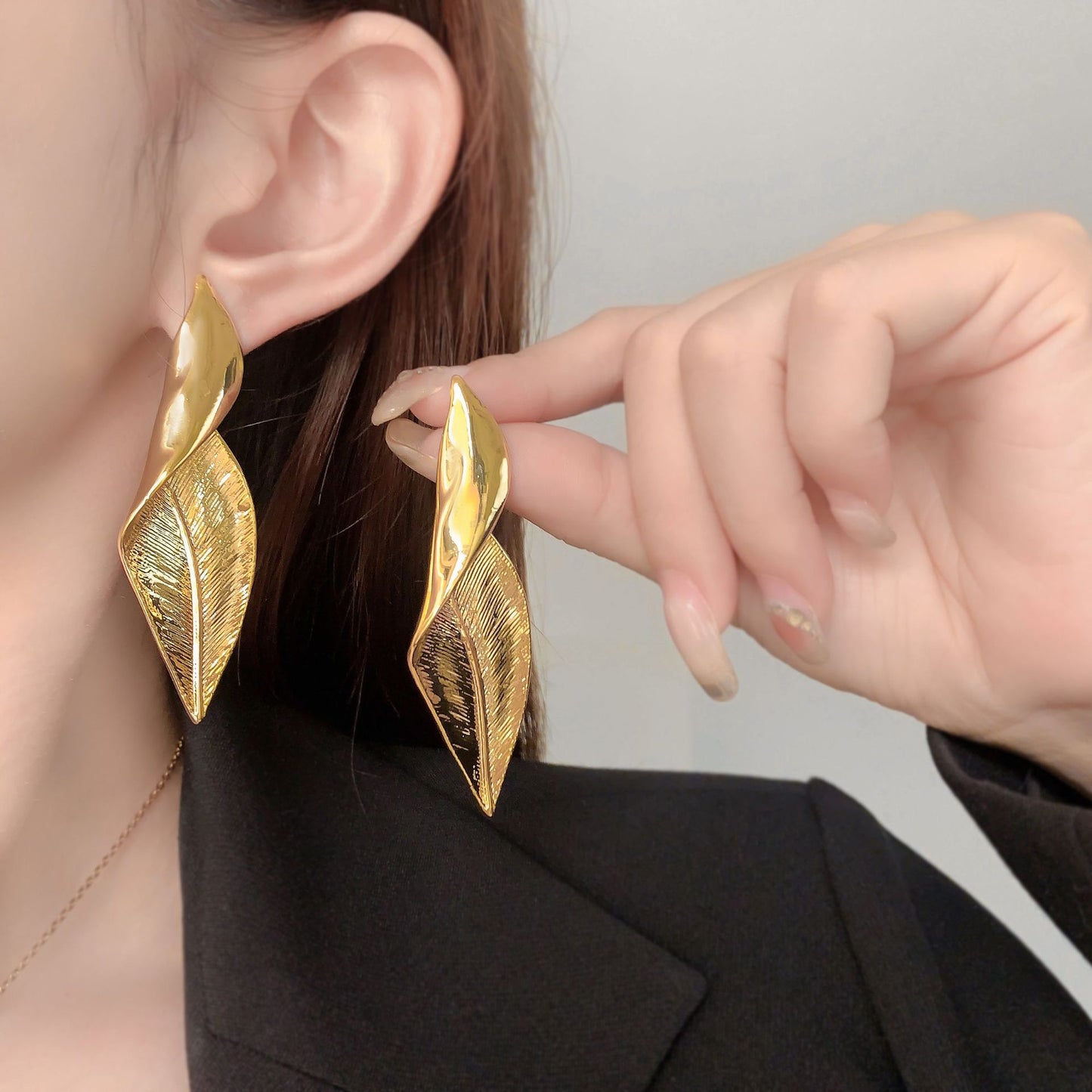 Women's Plated Gold Curved Leaf-shaped High-key Dignified Stud Earrings