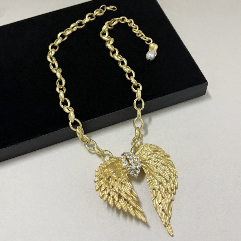 Retro Diamonds Angel Wings Textured Fashionable Temperament High-grade Clavicle Collar