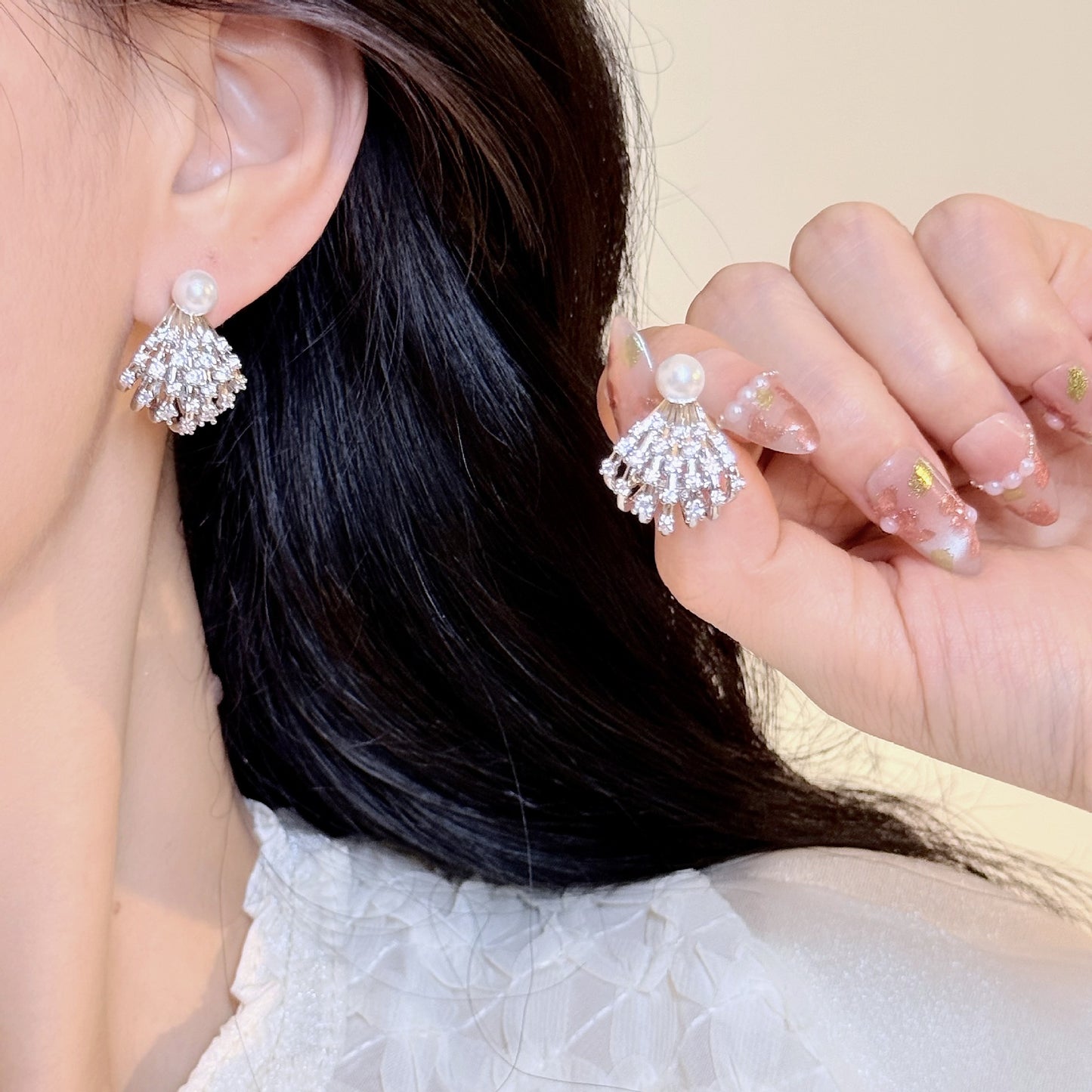 Women's Light Luxury Delicate Pearl Scallop Hollow Ear Niche Design Exquisite Stud Earrings