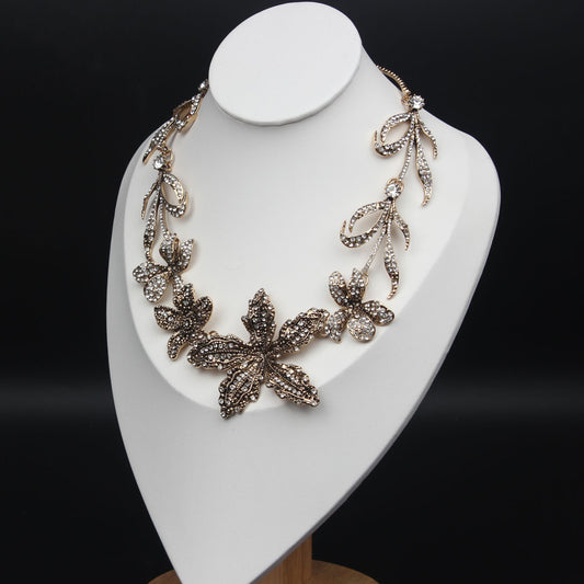 Women's Luxury High Sense Splendid Diamond Rhinestone Clavicle Flower Necklace