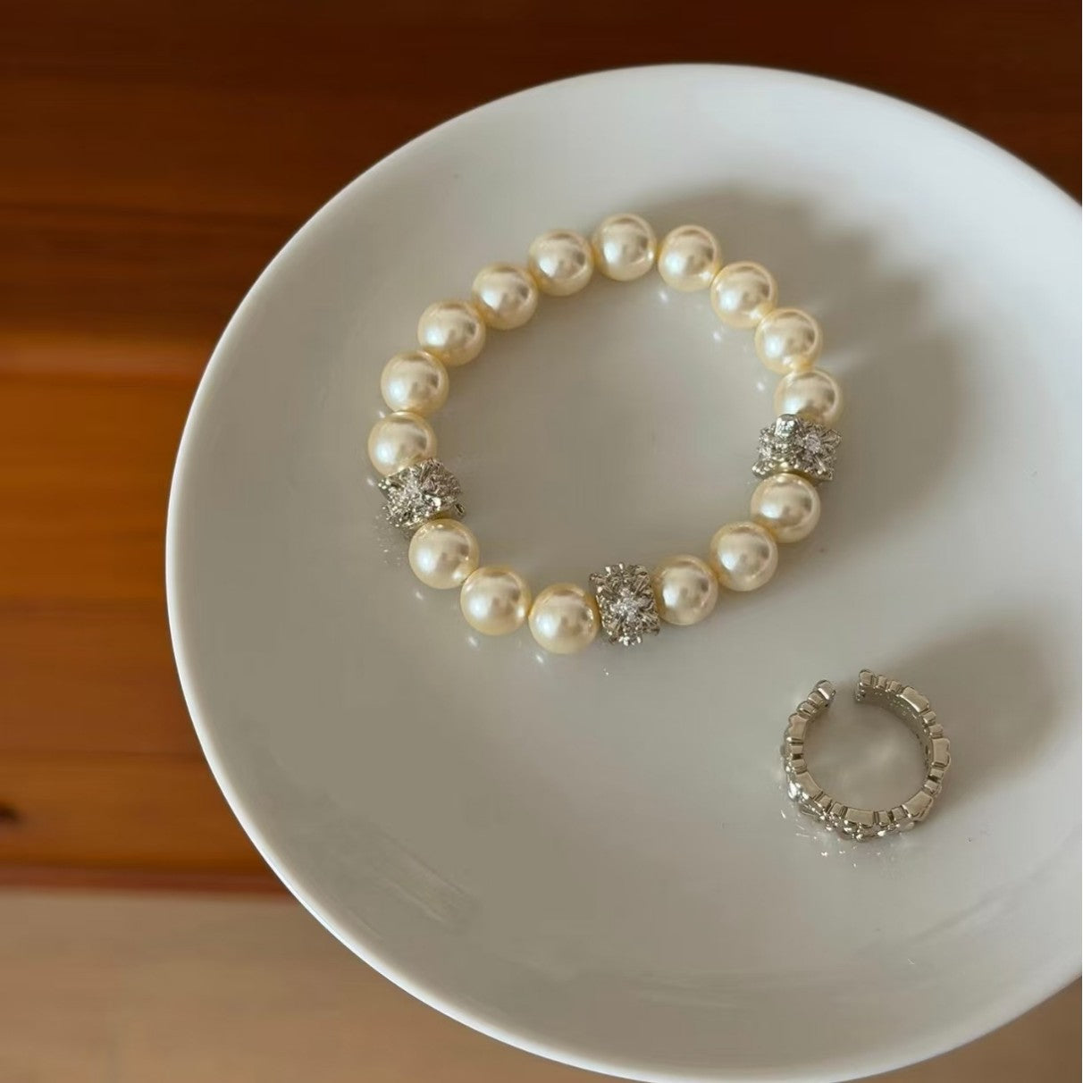 Horizontal Flower-de-luce Pearl Stretch French Retro Light Luxury Minority Bracelet