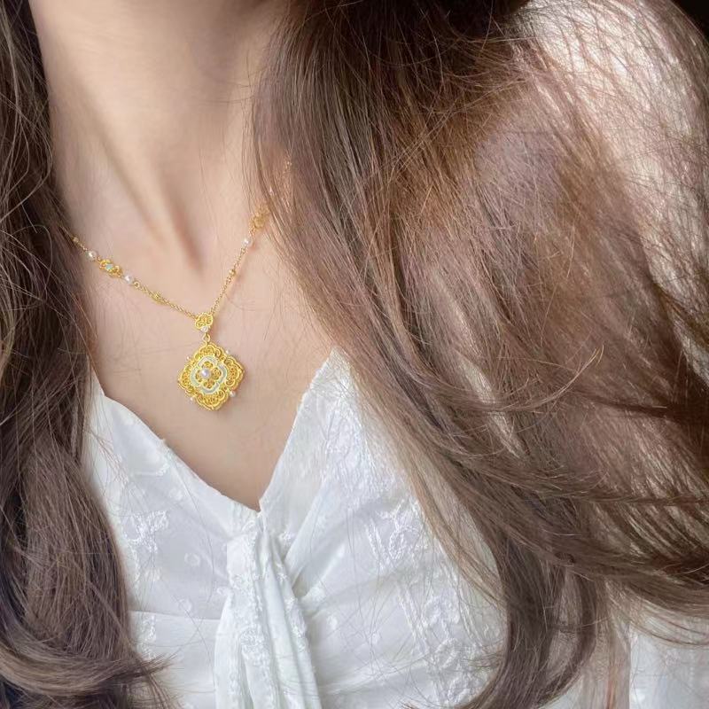 Women's Retro High-grade Light Luxury Temperament Exquisite Clavicle Necklaces
