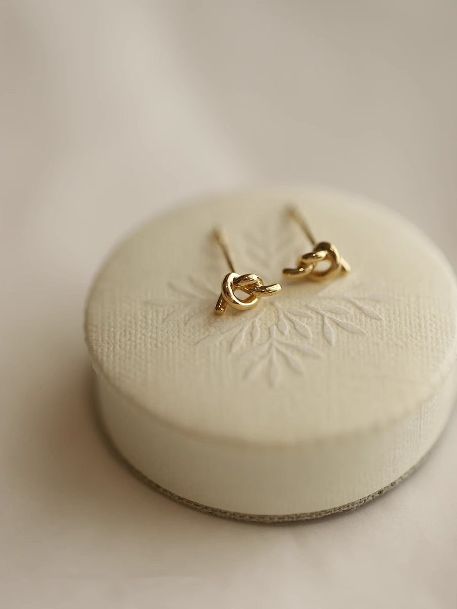 Women's Gold-plated Cute Bends Hitches Shape Ear Stud Earrings