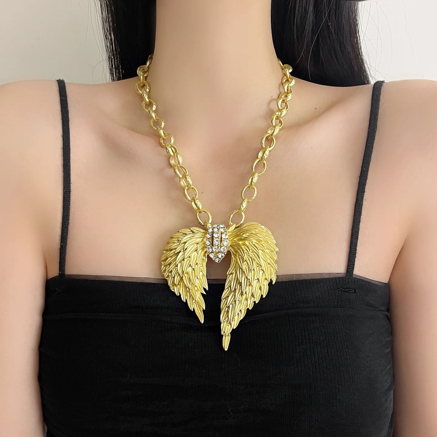 Retro Diamonds Angel Wings Textured Fashionable Temperament High-grade Clavicle Collar