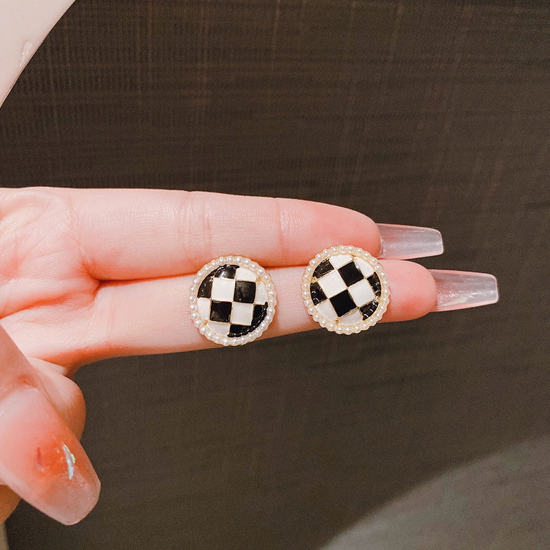 Women's Sier Needle Drop Oil Black White Plaid Stud Earrings