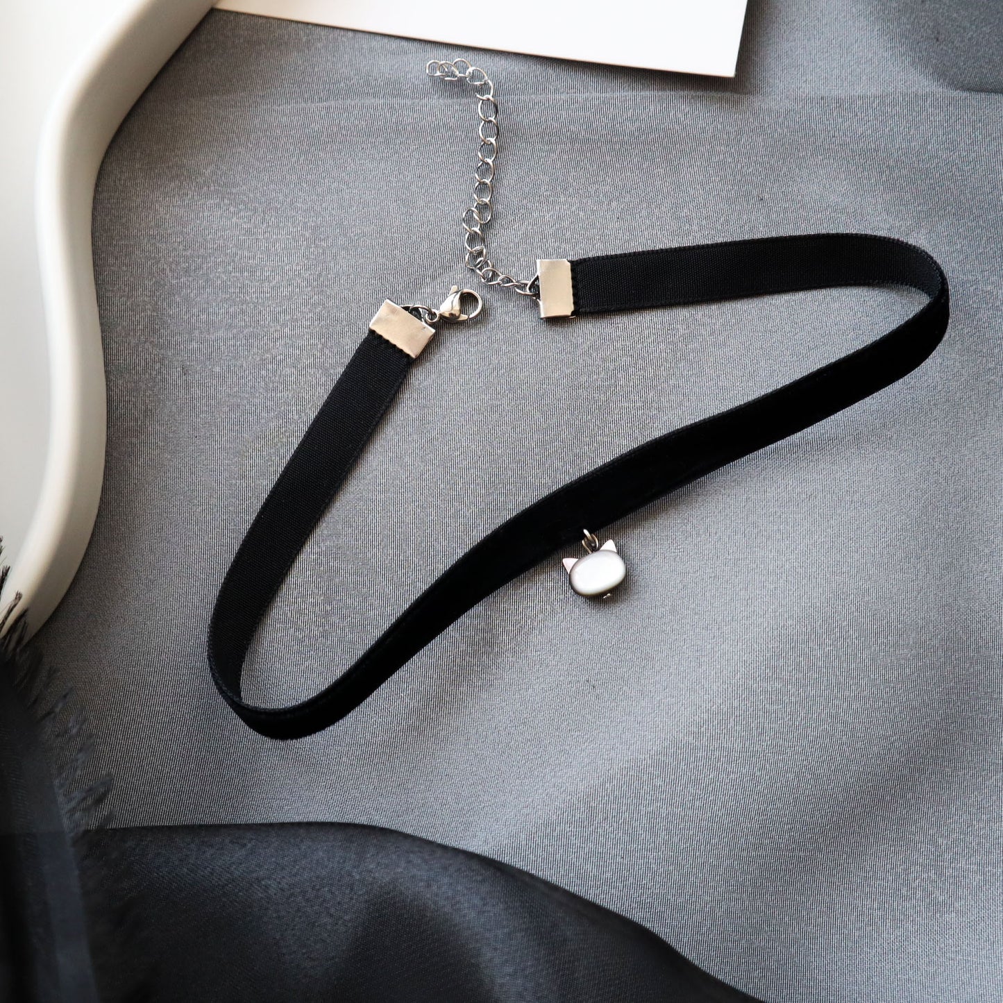 Titanium Steel Shell Black Spinel Veet Cat Head Portrait Clavicle Collar