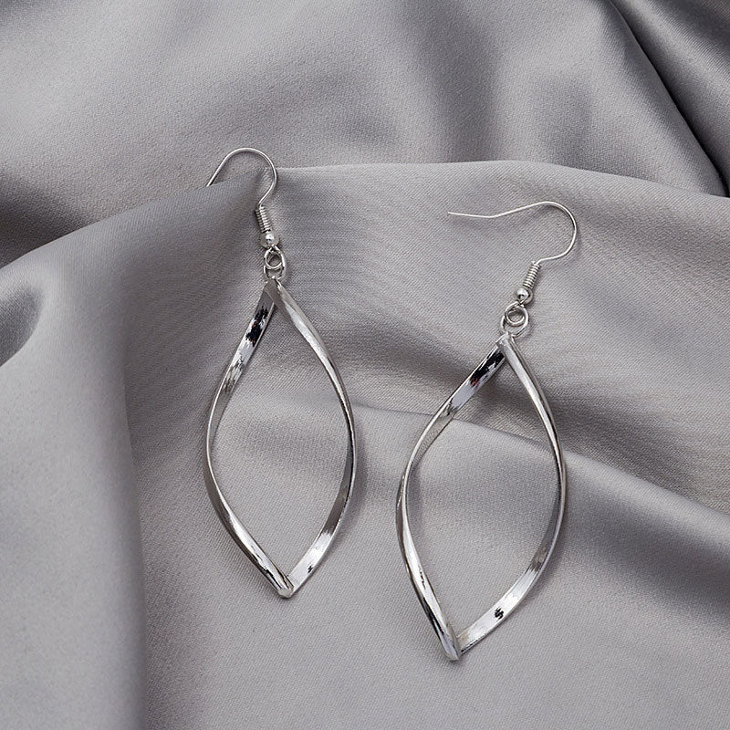 Fashion Twisted Diamond Exaggerated Personalized Premium Ear Hook