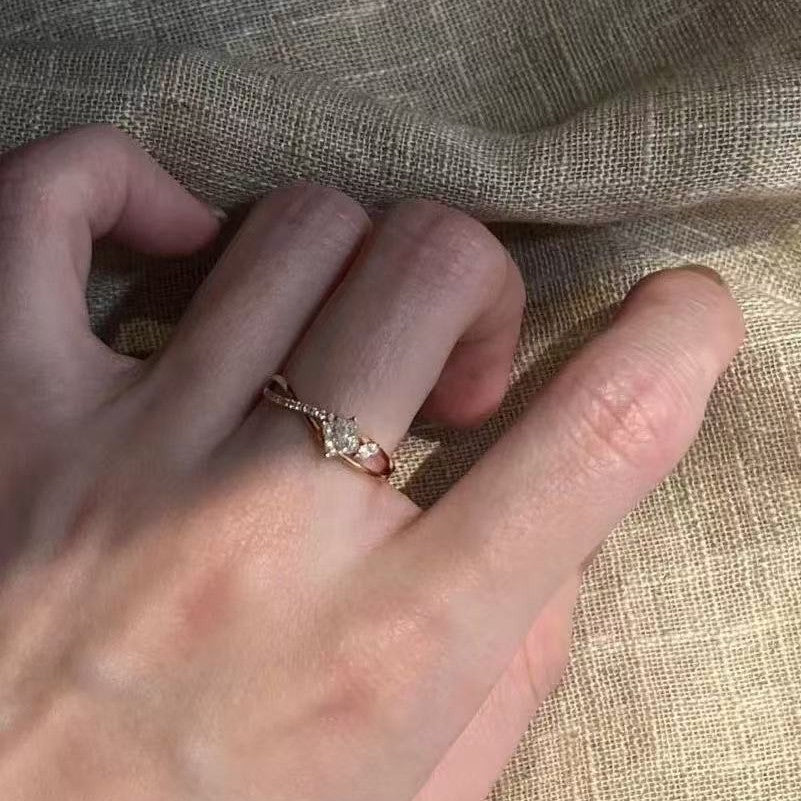Women's Exquisite Fashion Diamond-shaped Personalized Flashing Light Ring