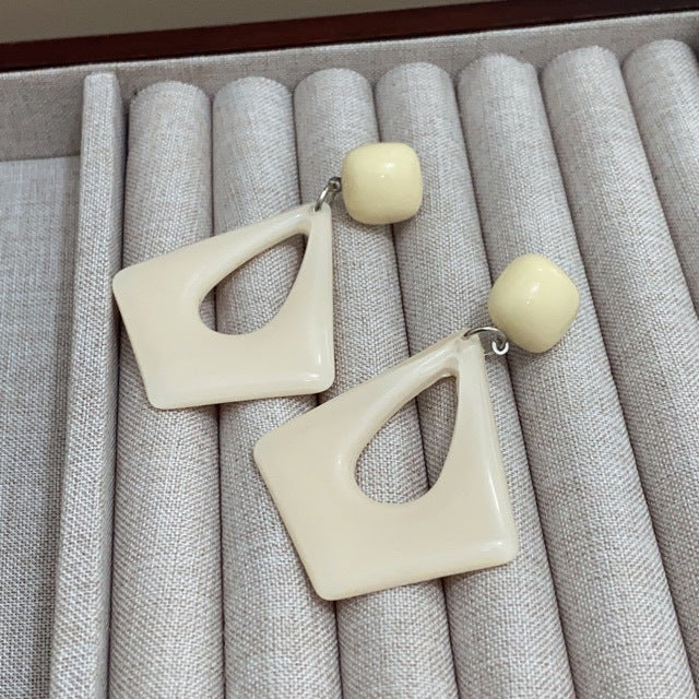 Style White Retro French Palace Milky Exaggerated High-grade Earless Earrings