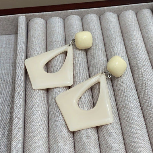 Style White Retro French Palace Milky Exaggerated High-grade Earless Earrings
