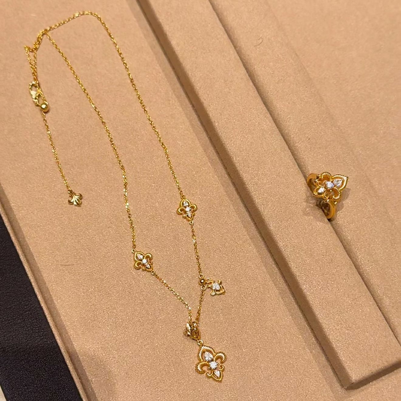 French Vintage Flower-de-luce Temperament Wild Pork Necklaces