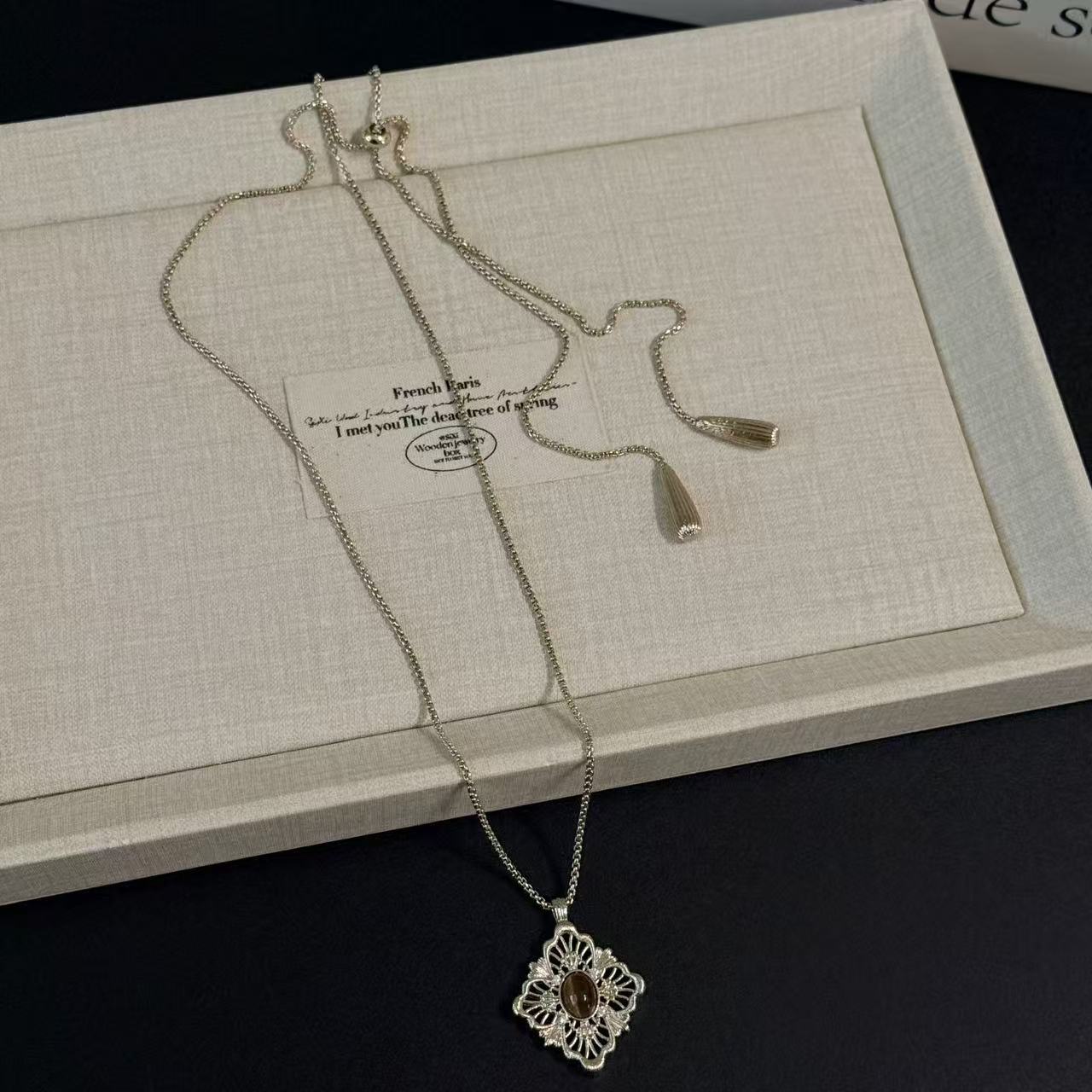 Hollow Female Niche Generous Long Retro Fashion Exquisite Entry Lux Necklace