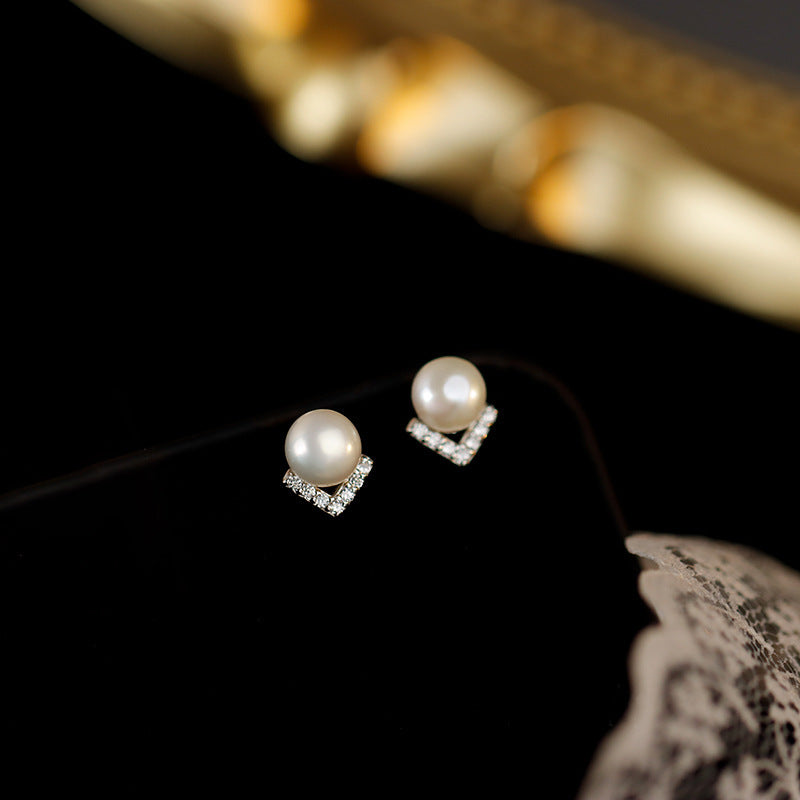 Women's V-shaped Imitation Pearl Exquisite Small Casual Zircon Stud Earrings