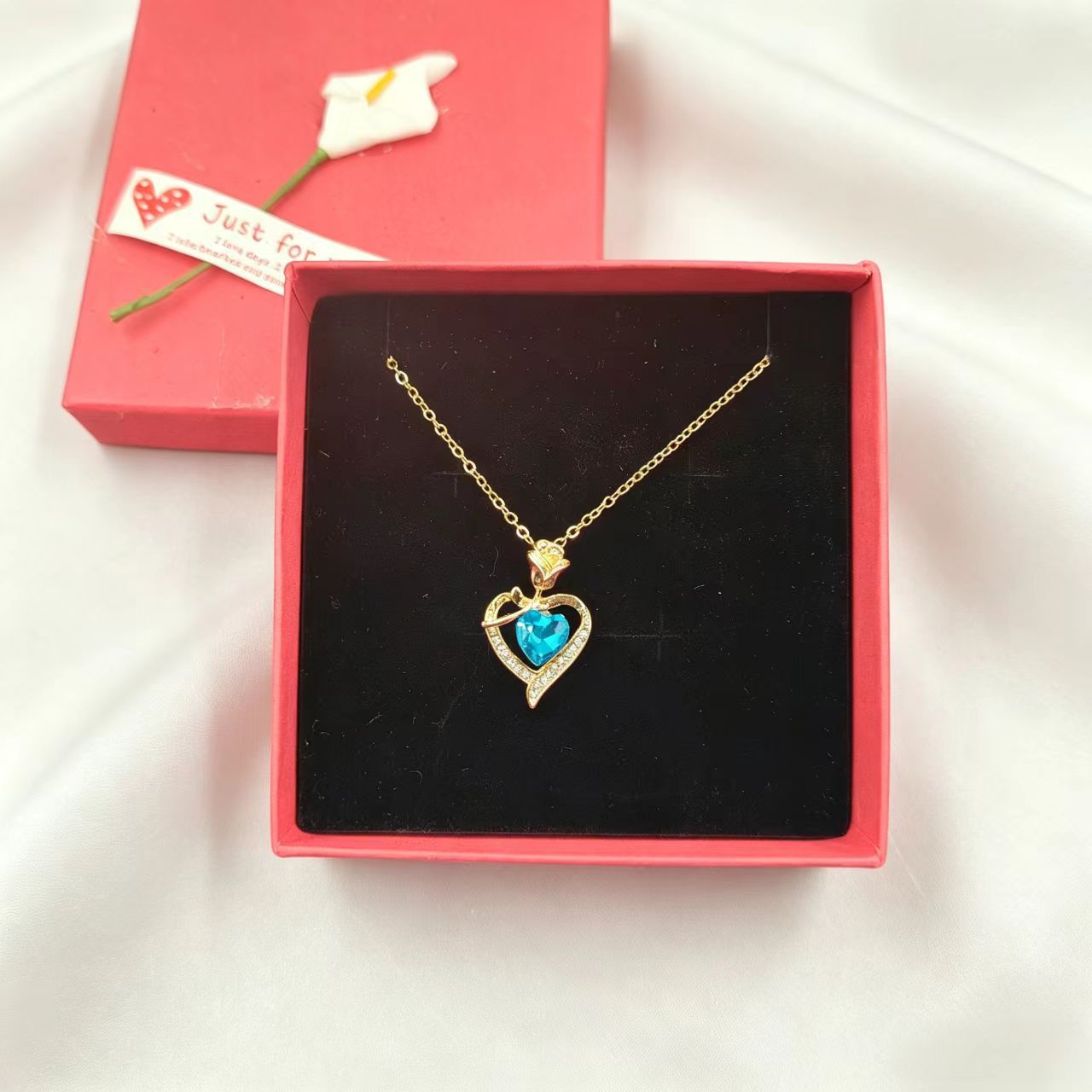 Love Rose Niche High-grade Clavicle Chain Simple Fashion Elegant Necklace
