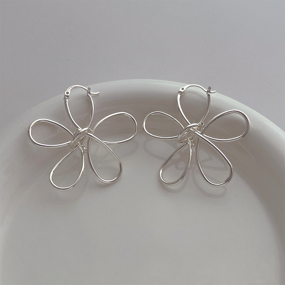 Retro Minimalist Metal Lines Flower Ear Fashion Sense Design Earrings