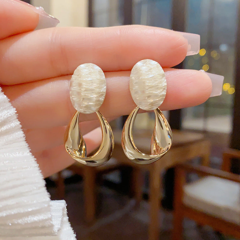Women's Fashion Retro Oval Metal Geometry Eardrops Temperament Entry Lux Simple Earrings