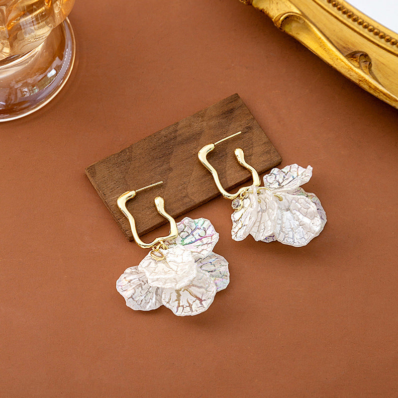 Women's Sweet Elegant Flowers Niche Design White Crack Light Luxury High-grade Rings