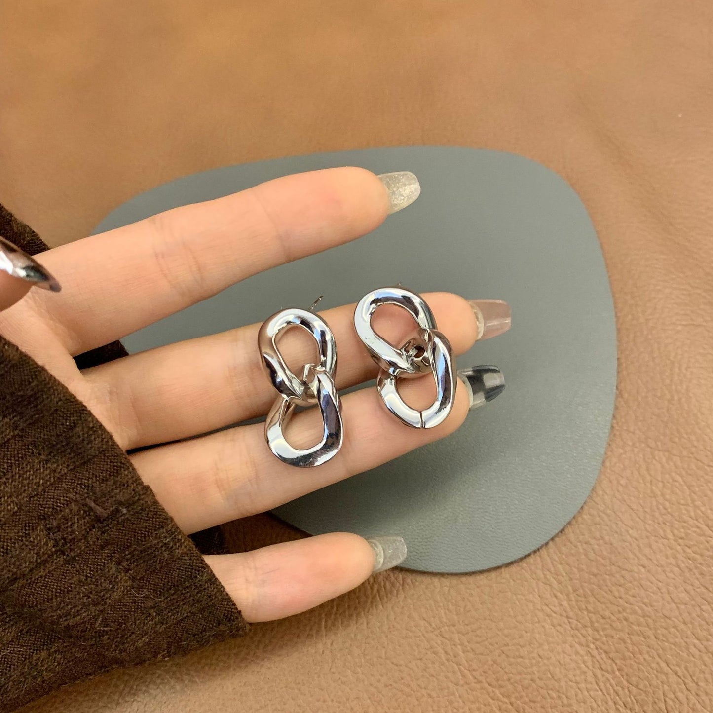 Women's Song Elegant Metal Chain Vintage Twisted Earrings