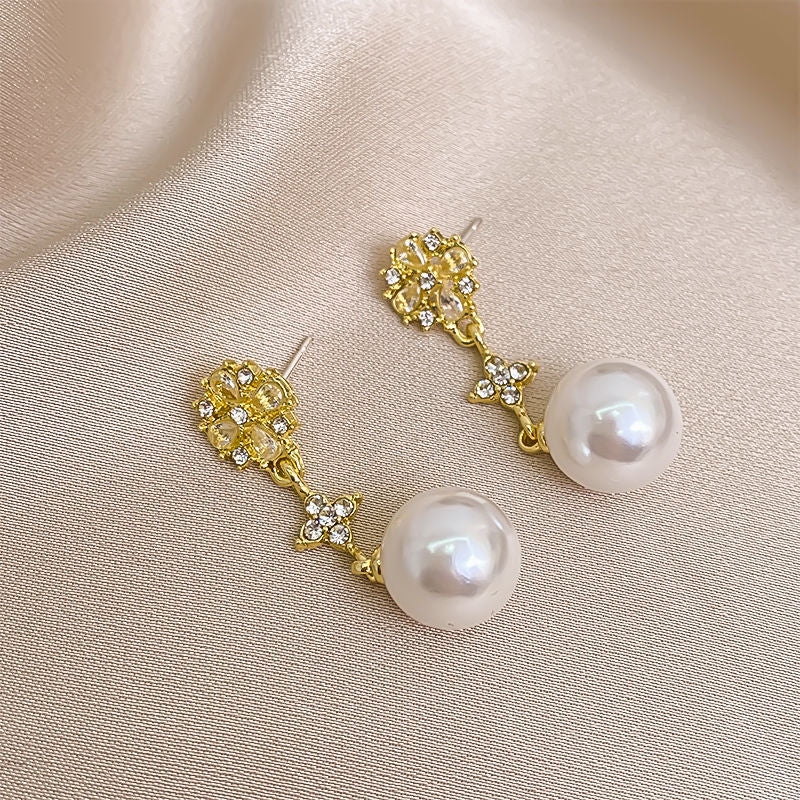 Women's Pearl Elegant High-grade White Ear Clip Earrings