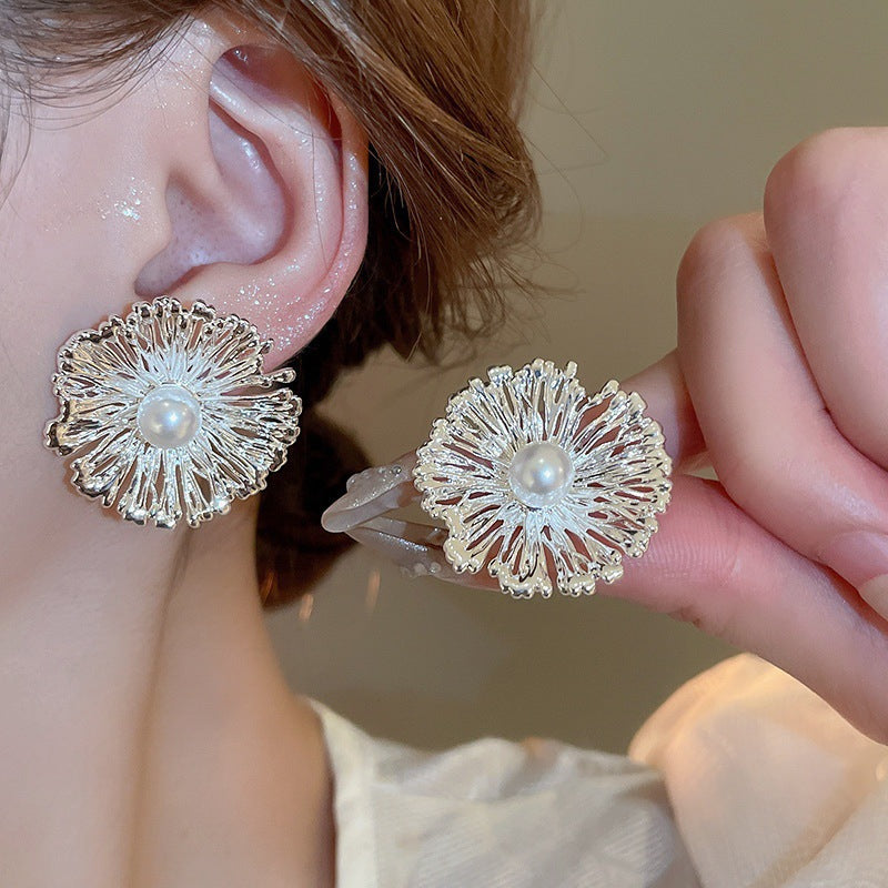 Women's Exquisite High-grade Bright Firework Pearl Elegant Retro Personality Stud Earrings
