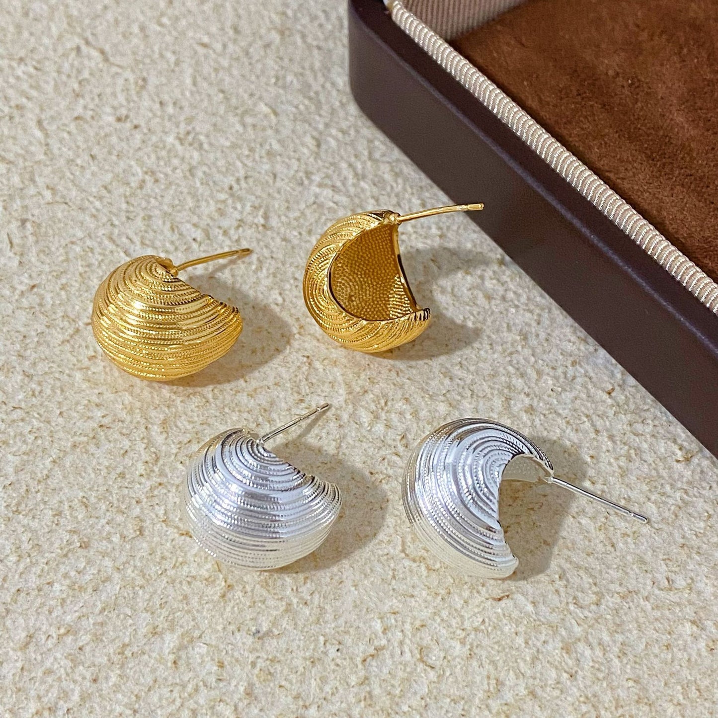 Women's Copper Gold-plated Line Texture Metal Bean Light Luxury Simplicity Fashion Stud Earrings
