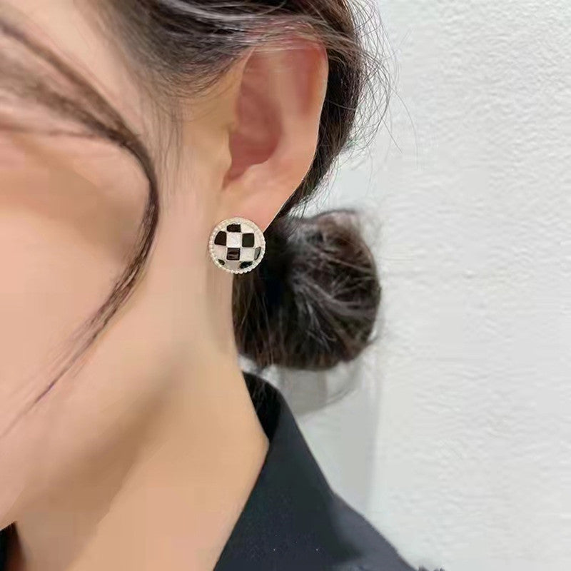 Women's Sier Needle Drop Oil Black White Plaid Stud Earrings