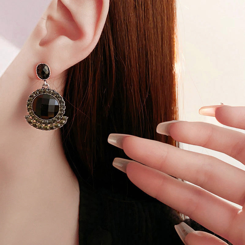 Sier Black Round French Elegance Light Luxury Stud Earrings