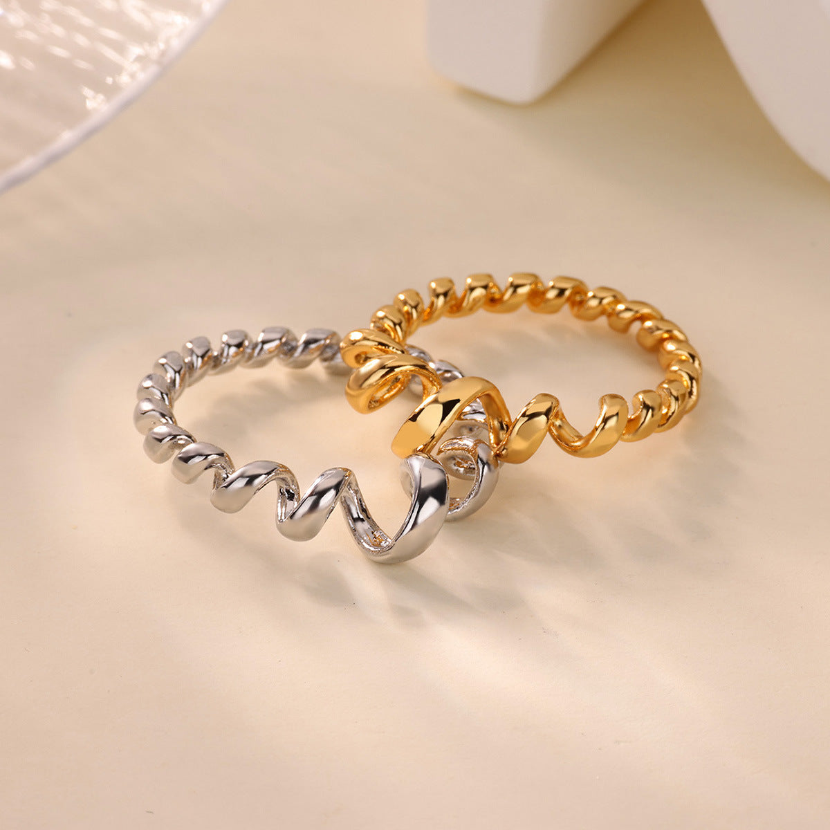 Twisted Line Design Unisex Gold-plated Simple Wave Ring