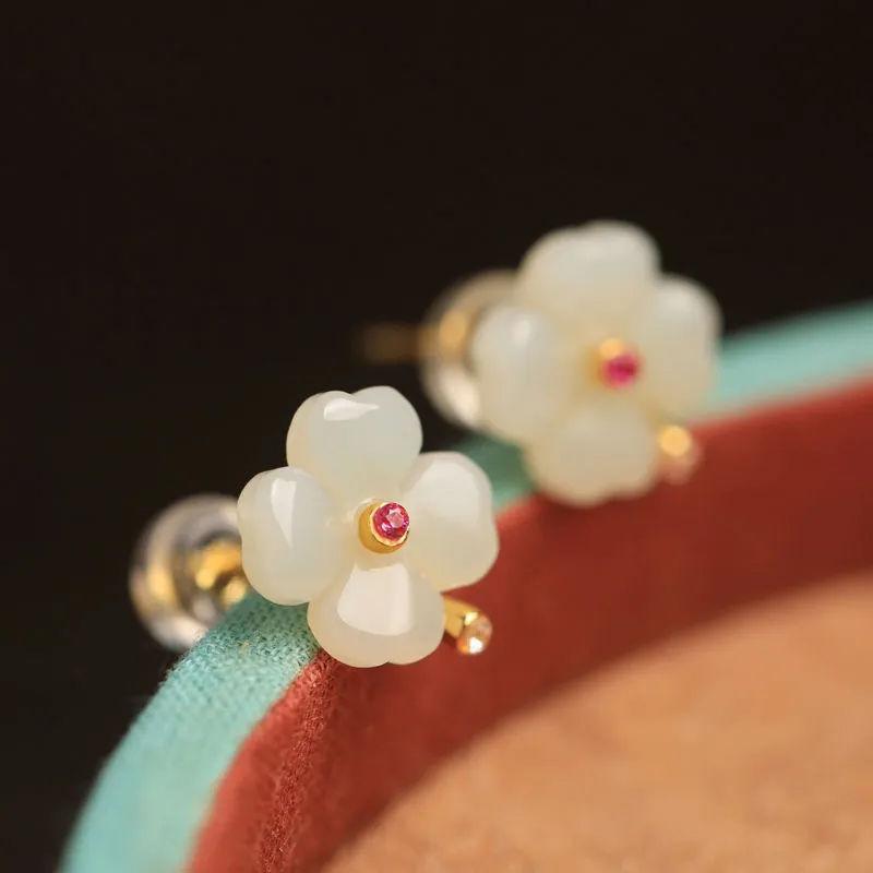Women's Elegant Green Grass High-grade Flower Ancient Style Light Luxury Birthday Stud Earrings