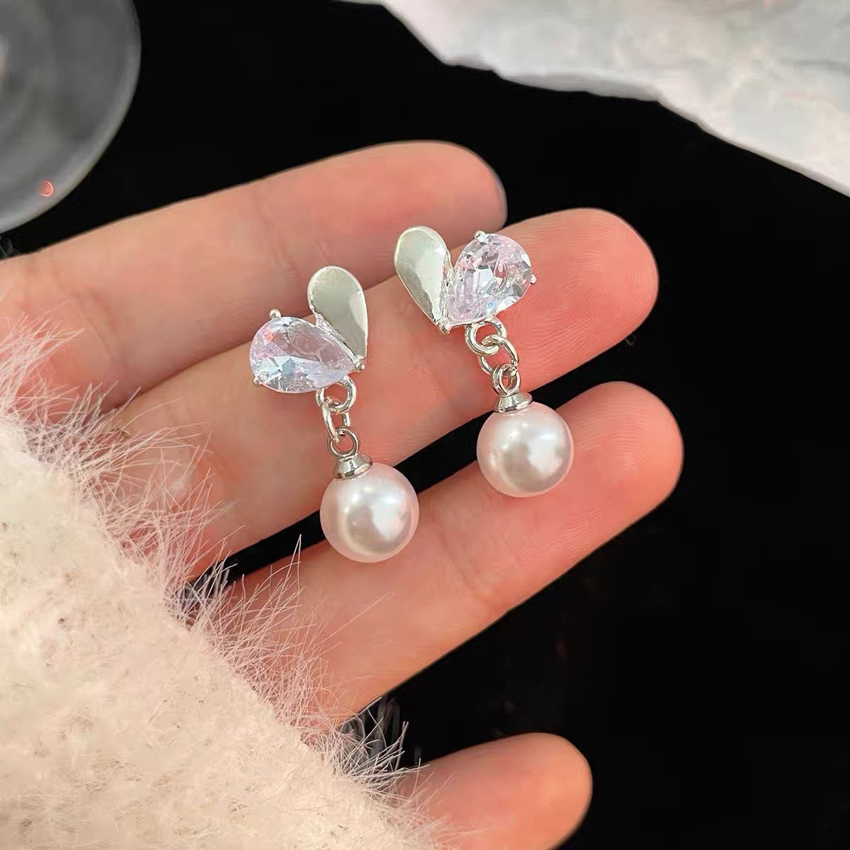 Women's Trendy Simple Pearl Temperamental Minority Design Earrings