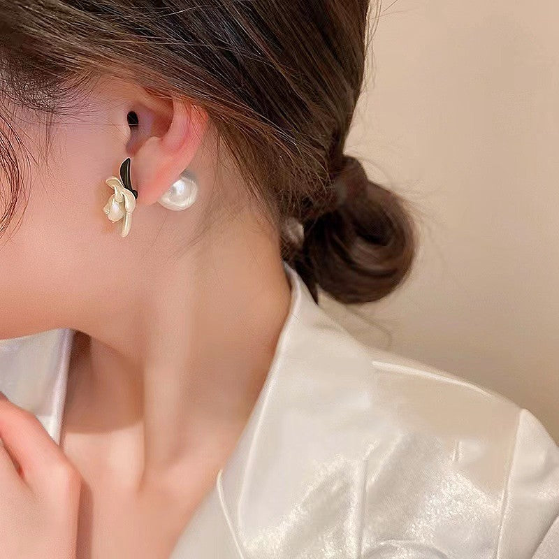 Women's Gardenia Pearl For Niche Design Asymmetric Earrings